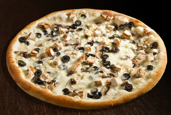Különleges pizza extra sajttal, csirkemell, olajbogyó, gomba - elszigetelt — Stock Fotó