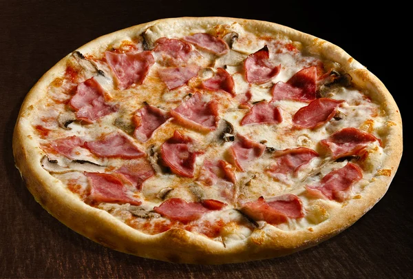 Pizza prosciutto e funghi with ham and mushrooms - isolated — Stock Photo, Image