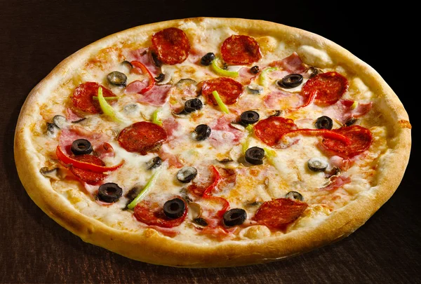 Pizza quattro stagioni con salumi, peperone verde e rosso, olive e prosciutto - isolato — Foto Stock