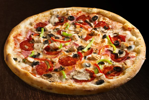 Pizza quattro stagioni z salami, papryka zielona i czerwona, oliwki i szynką - na białym tle — Zdjęcie stockowe