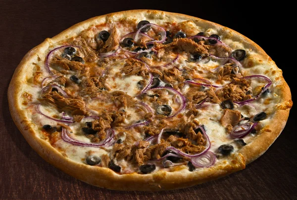 Pizza tonno with tuna fish, onion and olives - isolated — Stock Photo, Image