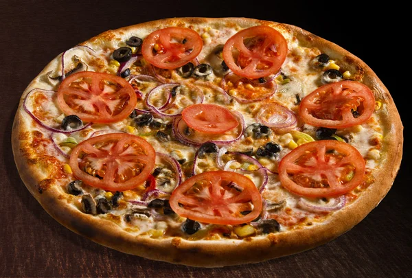 Vegetarian pizza with tomatoes, corn, olives and onion - isolated — Stock Photo, Image