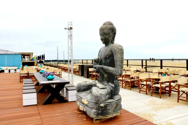 Spring on the coast. The statue in the outdoor cafe at The Hague — Stock Photo, Image