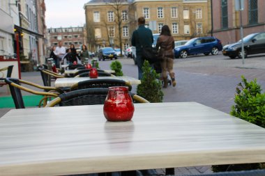 gorinchem cafede akşam tablolar. Hollanda