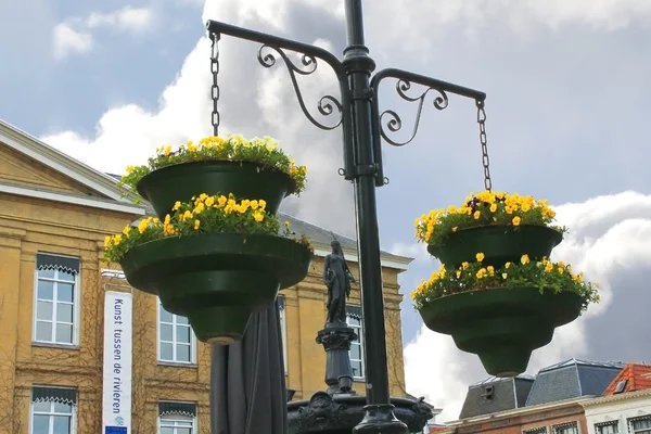 Hrnce květin na náměstí ve městě gorinchem. Nizozemsko — Stock fotografie