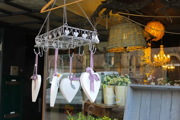 卖节日饰品在 gorinchem 中的鲜花店。nethe — 图库照片