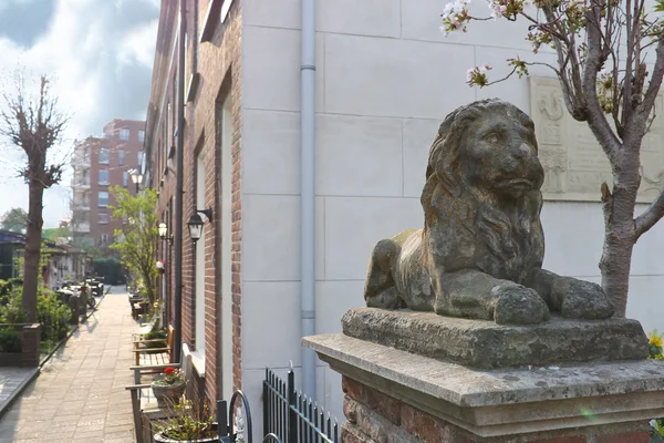 Uma estátua de um leão perto de uma casa em Gorinchem. Países Baixos — Fotografia de Stock