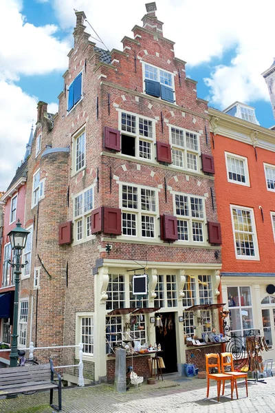 Un vecchio edificio con un negozio di antiquariato. Paesi Bassi, Delft — Foto Stock