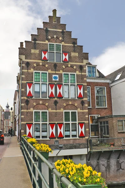 Antigua casa con persianas en Gorinchem. Países Bajos — Foto de Stock