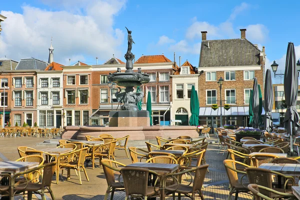 Pouliční kavárna nedaleko fontány v gorinchem. Nizozemsko — Stock fotografie