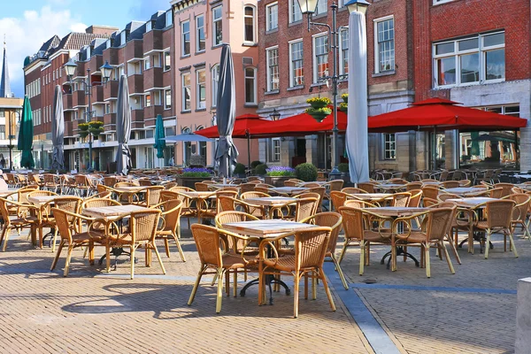 Street café på torget i gorinchem. Nederländerna — Stockfoto