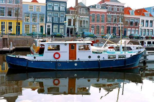 Il molo e la nave a Gorinchem. Paesi Bassi — Foto Stock