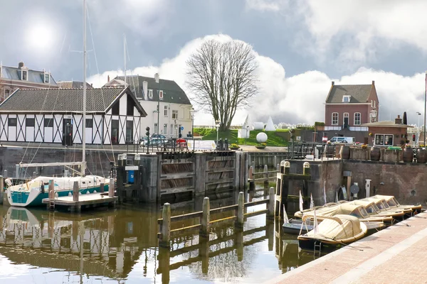 Muelle y yate en Gorinchem. Países Bajos — Foto de Stock