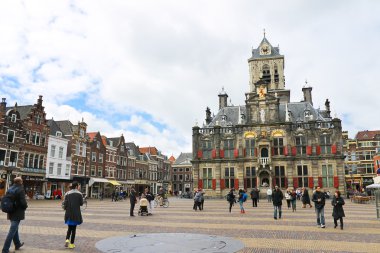 Merkez Meydanı Belediye Binası önünde. Delft. Hollanda