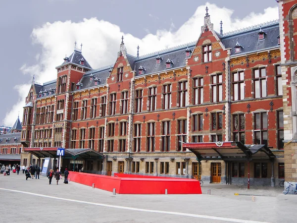 Amsterdams centralstation och en tunnelbanestation. — Stockfoto