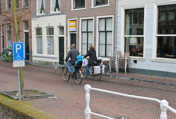 Passeios de bicicleta em família na manhã da cidade. Delft. Países Baixos — Fotografia de Stock