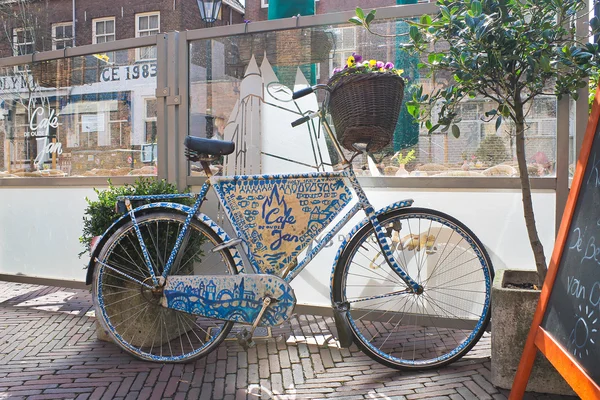 Bicycle advertising café in Delft, Netherlands — Stok fotoğraf