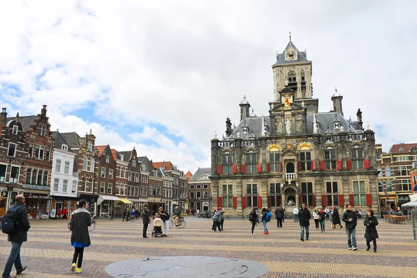 A praça central em frente à Câmara Municipal. Delft. Países Baixos — Fotografia de Stock