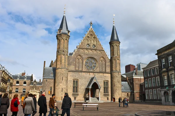 Ridderzaal, the Hague . Tourists visiting the sights. Den Haag. — Stock Photo, Image