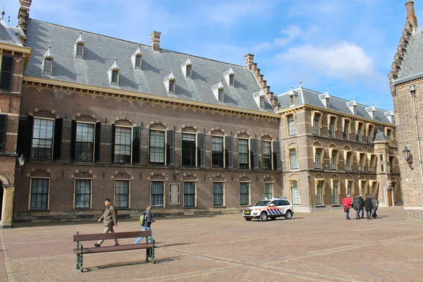 El Binnenhof en Den Haag, edificio del parlamento holandés y — Foto de Stock