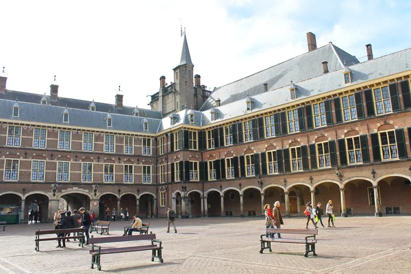 The Binnenhof at Den Haag, building of the dutch parliament and — Stock Photo, Image