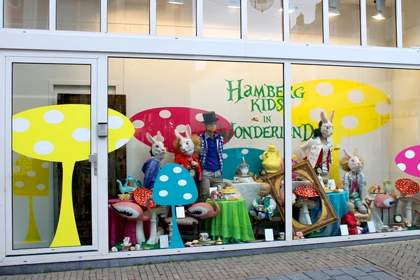 Visa-fönstret i butiken av varor för barn i gorinchem. Nederländerna — Stockfoto