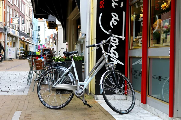 Vélo est garé près du magasin à Gorinchem. Pays Bas — Photo