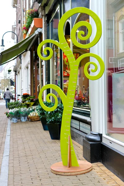 Estadiômetro - árvore perto de cores de loja em Gorinchem. Países Baixos — Fotografia de Stock