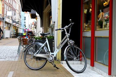 Bisiklet dükkanı gorinchem içinde yakınındaki park etmiş. Hollanda