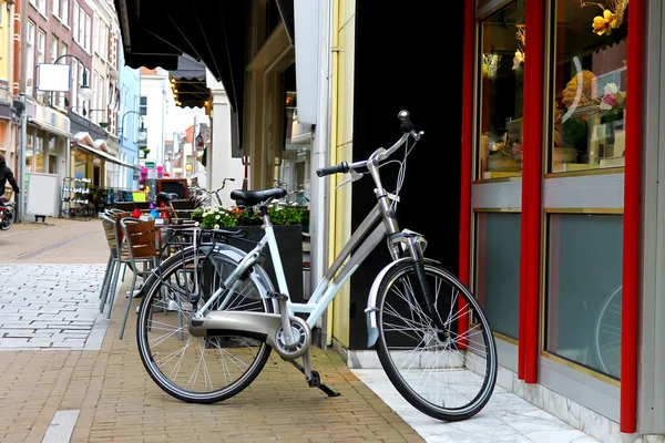 Велосипед припаркован рядом с магазином в Горинхеме. Нидерланды — стоковое фото
