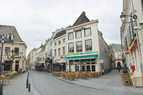 Street café i den nederländska staden breda. Nederländerna — Stockfoto