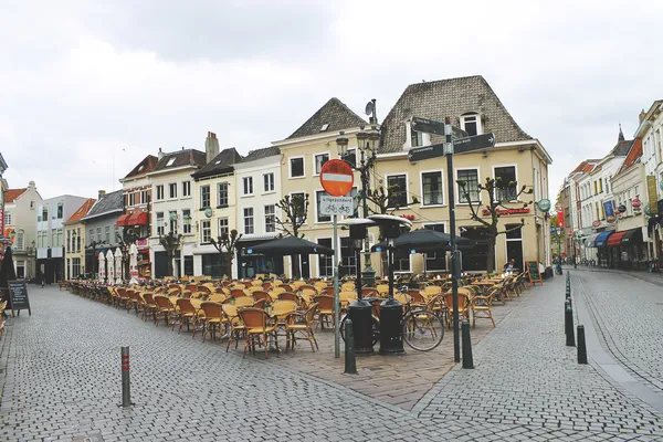 Straat café in de Nederlandse stad breda. Nederland — Stockfoto