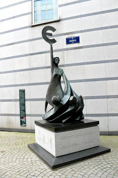 Euro. Statua davanti al Parlamento europeo a Bruxelles. Belgi — Foto Stock