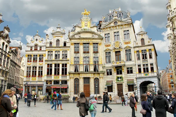 Bryssel grand placera byggnad, Belgien. gyllene skulptur — Stockfoto