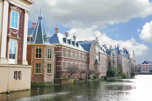 Binnenhof paleis in den haag, Nederland. Nederlandse parlament bouwen — Stockfoto