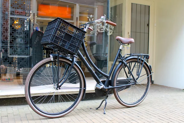 Fahrrad in der Nähe des Geschäfts. gorinchem. Niederlande — Stockfoto