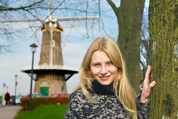 Girl near windmill in Dutch town of Gorinchem. Netherlands — Stock Photo, Image
