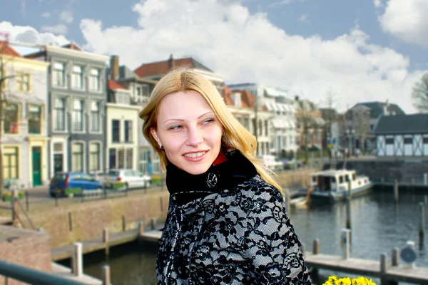 Menina à beira-mar na cidade holandesa de Gorinchem. Países Baixos — Fotografia de Stock