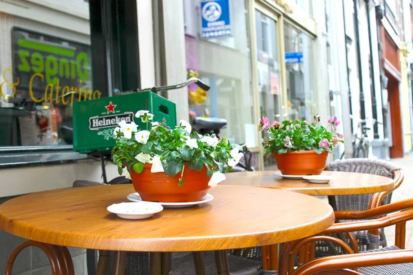 Blommor på borden av gatan kaféer. Gorinchem. Nederländerna — Stockfoto