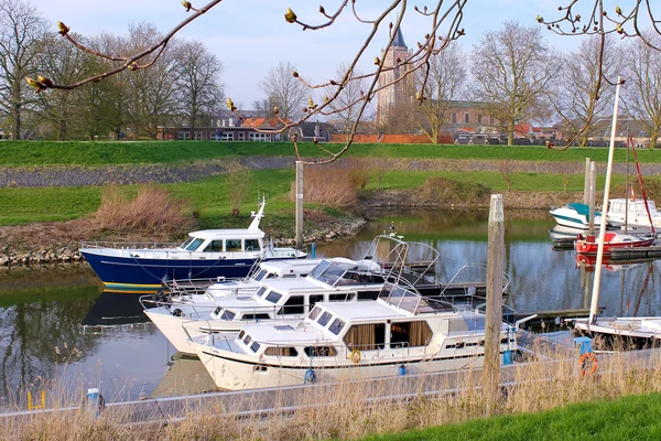 Pier és a hajó Gorinchem. Hollandia — Stock Fotó