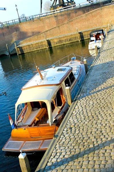 Heusden 港のボート。オランダ — ストック写真