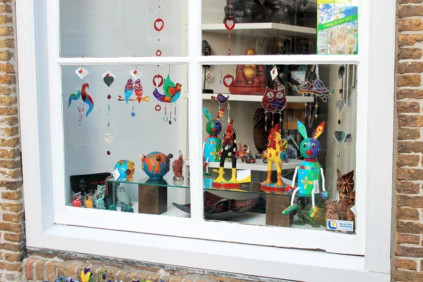 Сувенирный магазин на витрине. Хойсден, Нидерланды — стоковое фото
