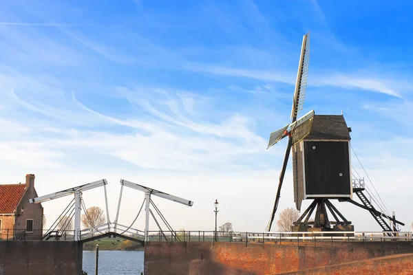 Pont bascule et moulin à vent au coucher du soleil. Heusden. Pays Bas — Photo
