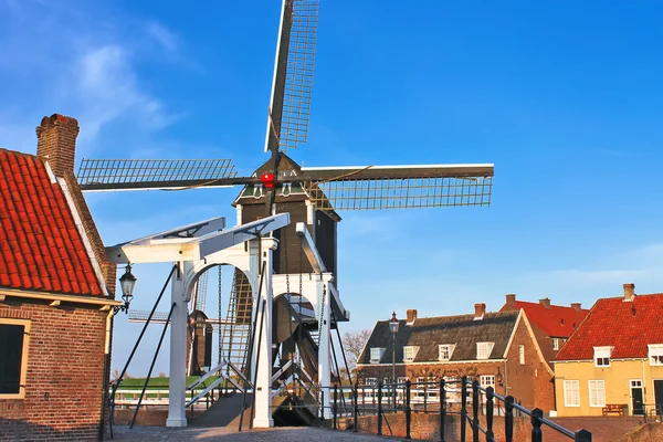 Pont bascule et moulin à vent au coucher du soleil. Heusden. Pays Bas — Photo