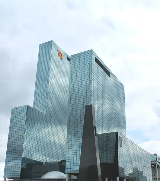 Um grande edifício de escritórios moderno em Roterdão. Países Baixos — Fotografia de Stock