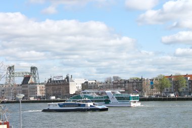 rotterdam şehrinde nehir maas turistik gemilerde. Hollanda