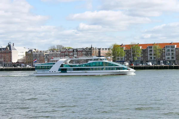 Turist båt på floden maas i rotterdam. Nederländerna — Stockfoto