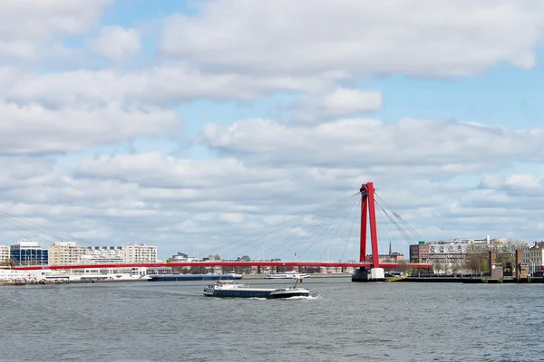 Ponte suspensa vermelha sobre o Maas em Roterdão. Países Baixos — Fotografia de Stock