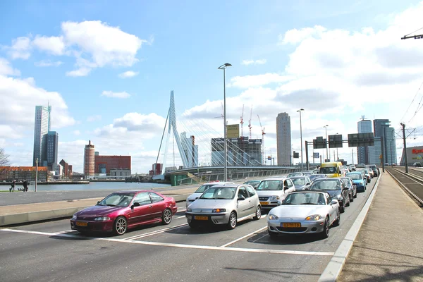 Dálnice nedaleko mostu erasmus Rotterdamský. Nizozemsko — Stock fotografie