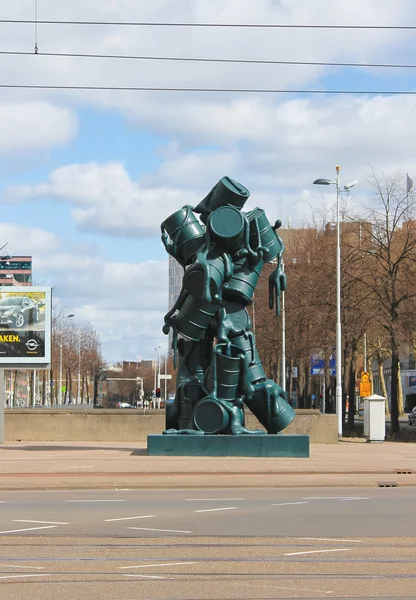 Rotterdam, Niederlande - 01. April: Abstrakte Skulptur auf dem — Stockfoto